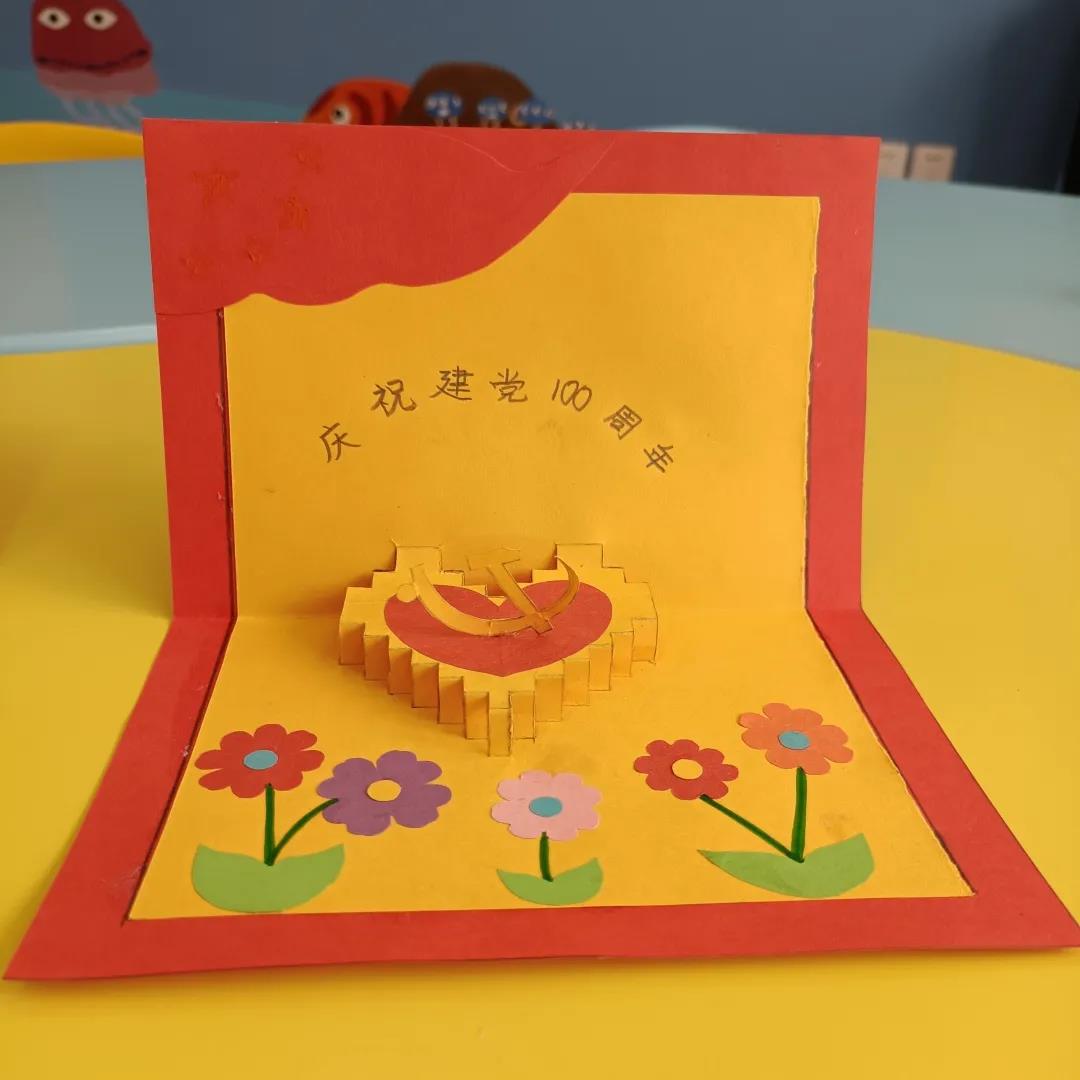 孩子们手工制作的折叠贺卡(山西省儿童医院爱佑万科童乐园)