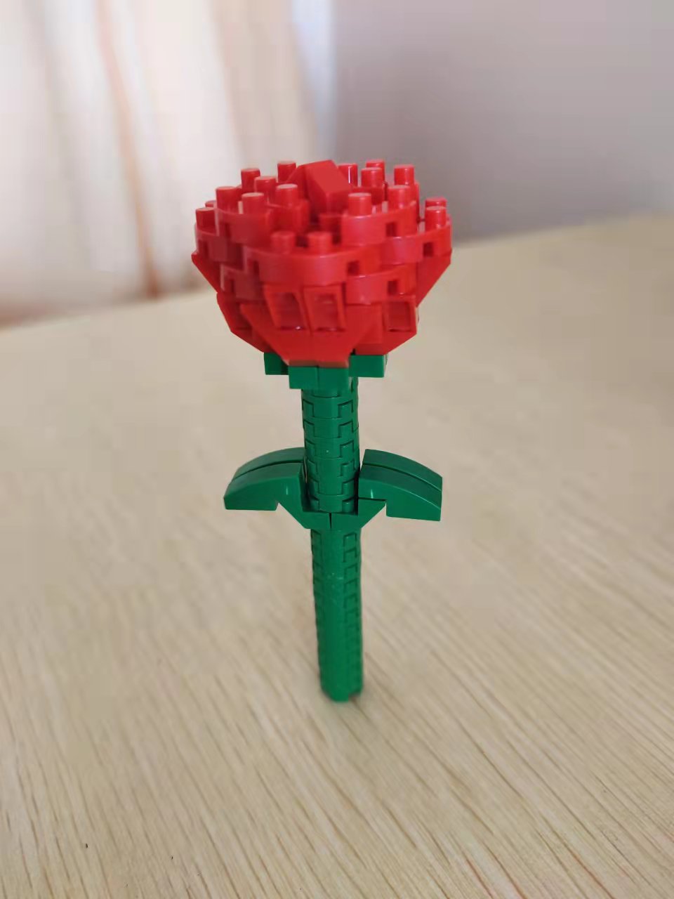 智楠收到的第一份礼物是一朵“永不凋谢”的玫瑰花.jpg