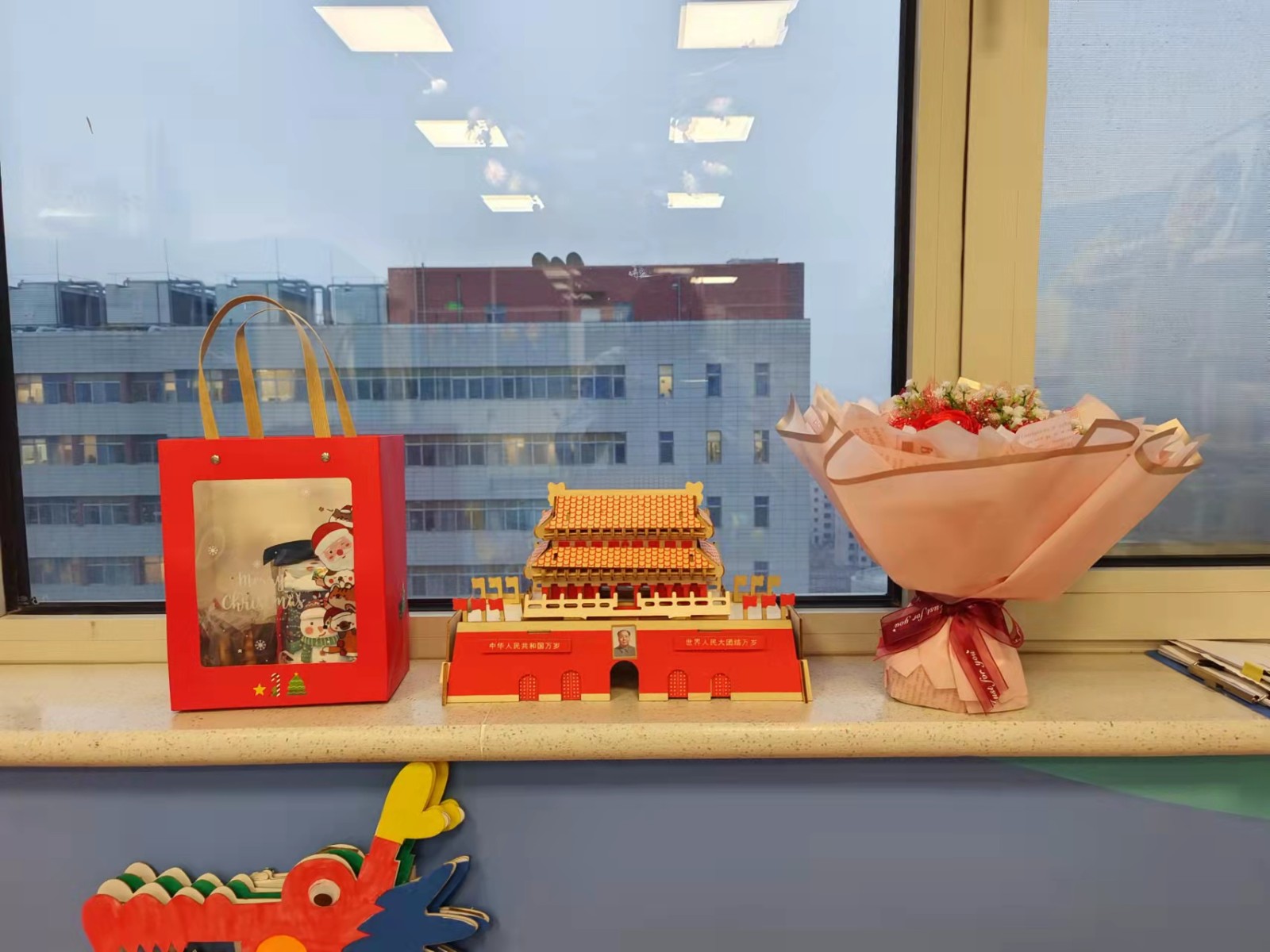 智楠把心语送给她的礼物摆在办公室的窗台上.jpg