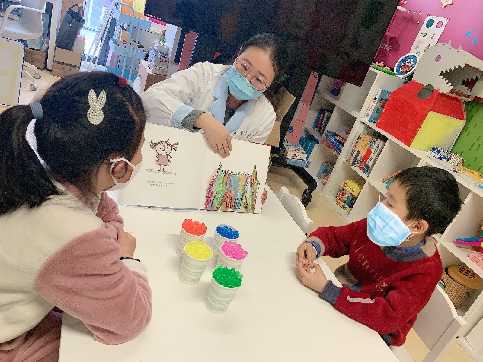 顾玥陪孩子们一起阅读绘本.jpg