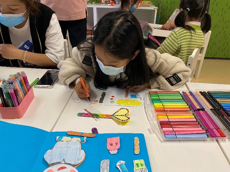 孩子们在童乐园里画手工书.jpg