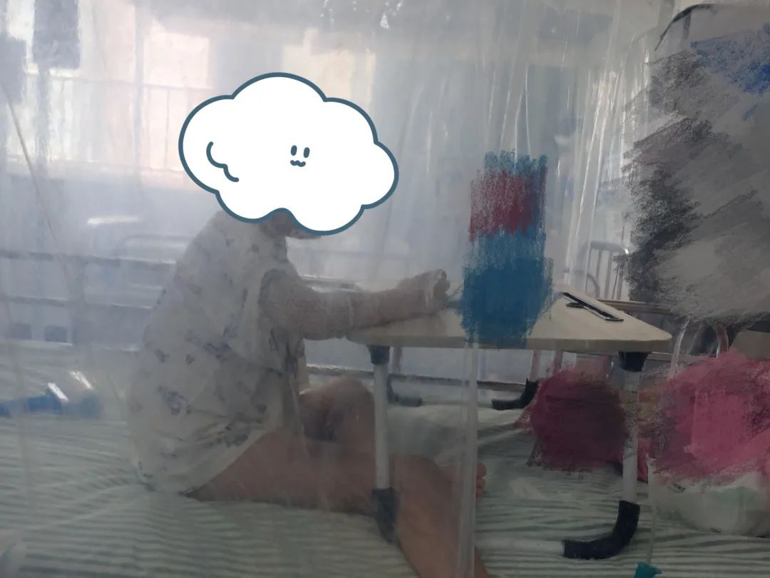 梓恒在层流病房里，看视频学习画画.jpg