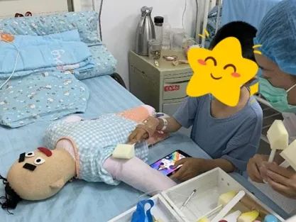 爱佑医务社工关新通过医疗预备游戏帮住院患儿做PICC置管预备.jpg