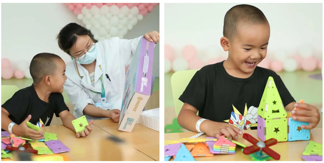 在上海复旦大学附属儿科医院爱佑童乐园，手术前的桑杰在医务社工的陪伴下，开心地玩拼搭积木.png